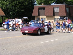 Vote for me I'm in the parade and my staffer just gave you a free notepad!