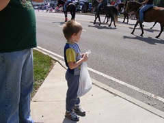 ooh the horse is leaving treats  in the street too!